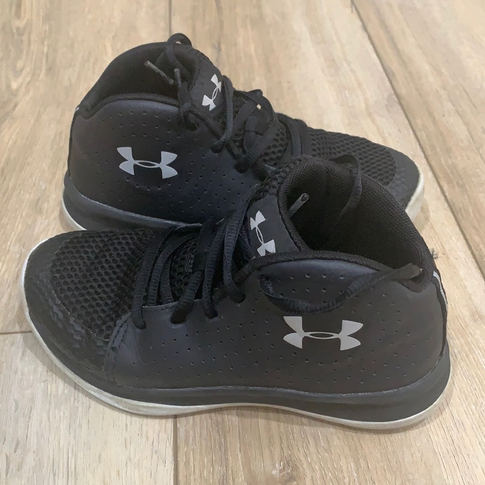 Boys Under Armour Basketball shoes